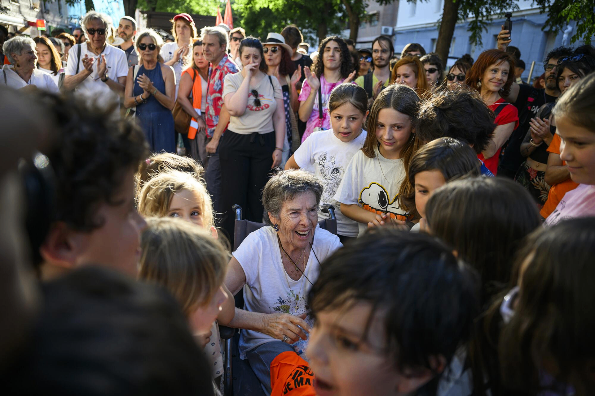 Maricarmen, de 87 años, rodeada de vecinos que la apoyan